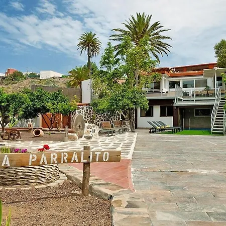 With Pool And Beautiful Architecture אינחניו