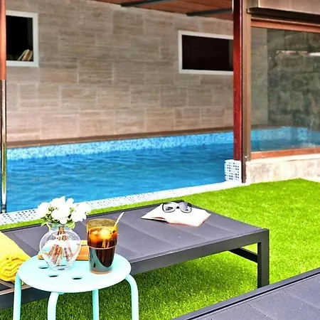 With Pool And Beautiful Architecture וילה אינחניו
